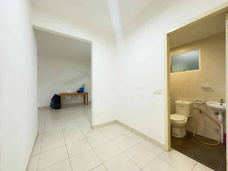 Pangsapuri untuk Dijual di De Bayu Apartment - Maya Myra - Bathroom - PropertyGuru.com.my