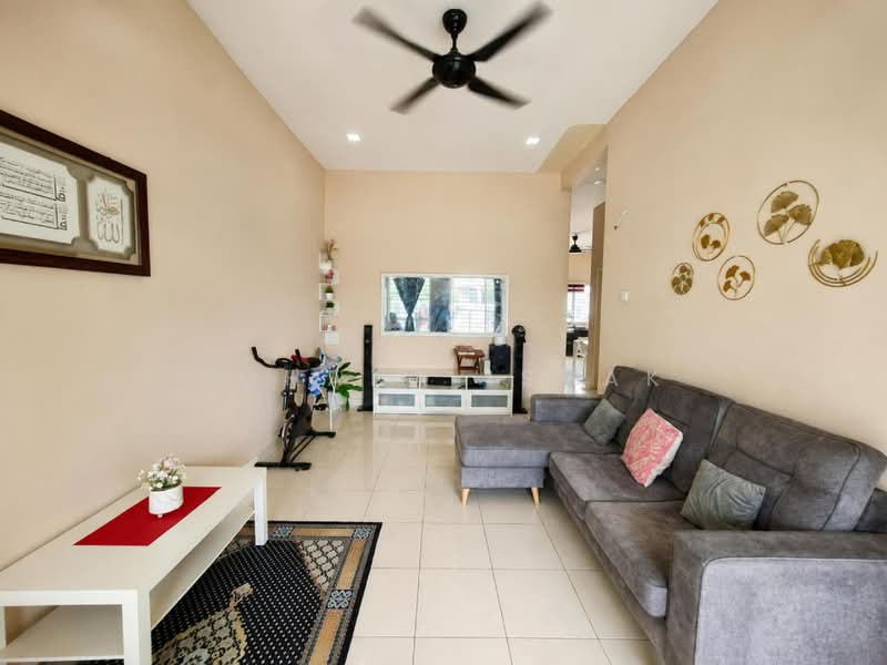 1-storey Terraced House for Sale in Hillpark (Puncak Alam) - Rohana Ishak - Living Room - PropertyGuru.com.my