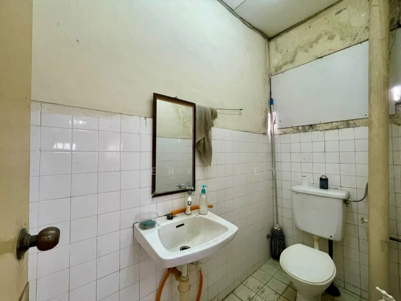 Kilang untuk Dijual di Taman Desa Cemerlang (Ulu Tiram) - Cheryl Tey - Bathroom - PropertyGuru.com.my