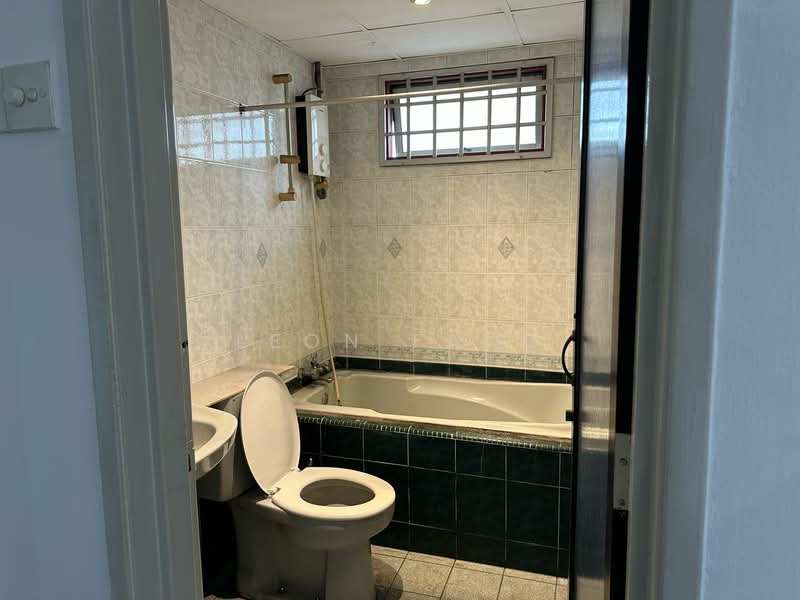 Pangsapuri untuk Dijual di Sri Intan 2 - Leon Fang - Bathroom - PropertyGuru.com.my