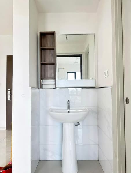 Kediaman Servis untuk Dijual di Country Garden Central Park - Carmen Kang - Bathroom - PropertyGuru.com.my