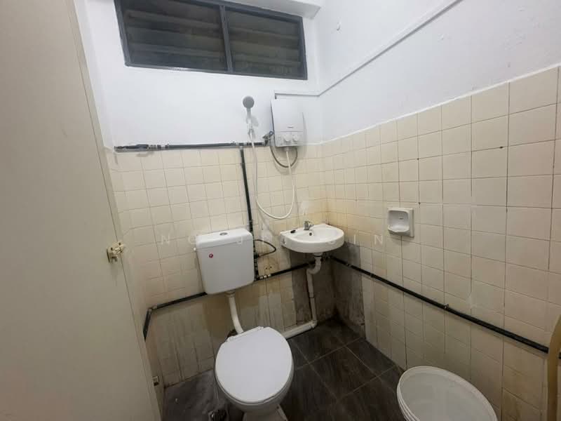 Pangsapuri untuk Disewa di Desa Permata Pearl Block 9 - Ng Jit Sin - Bathroom - PropertyGuru.com.my