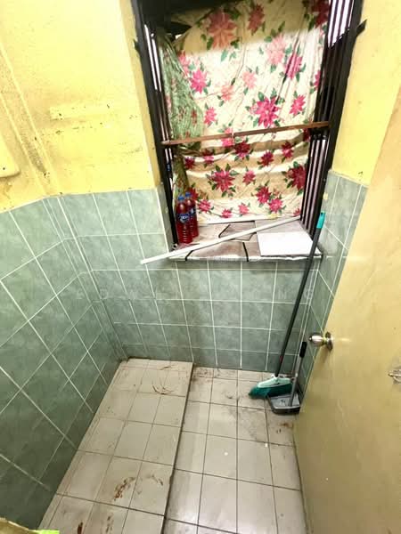 Pangsapuri untuk Dijual di Pangsapuri Subang Suria - Edwin Wong - Bathroom - PropertyGuru.com.my