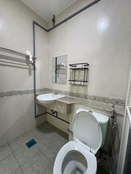 1.5-storey Terraced House for Rent in Taman Molek (Johor Bahru) - Jennie Ooi - Bathroom - PropertyGuru.com.my