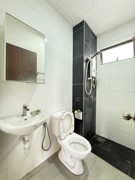 Kediaman Servis untuk Dijual di Seasons Garden Residences - Jaden Chai - Bathroom - PropertyGuru.com.my