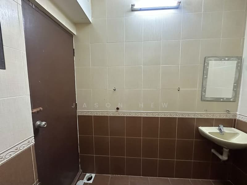 Rumah Berkembar untuk Dijual di Kelana Jaya (Petaling Jaya) - Jason Hew - Bathroom - PropertyGuru.com.my