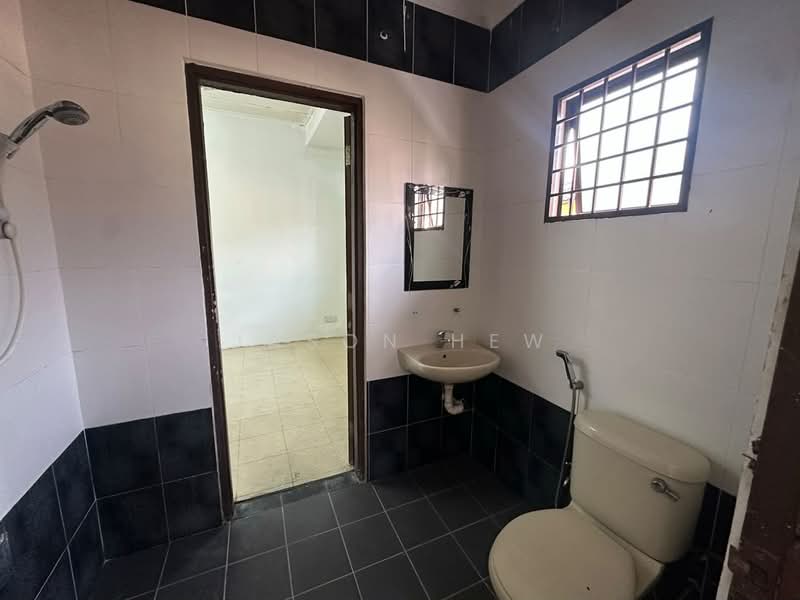 Rumah Berkembar untuk Dijual di Kelana Jaya (Petaling Jaya) - Jason Hew - Bathroom - PropertyGuru.com.my