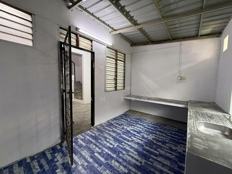 2-storey Terraced House for Sale in Taman Pelangi Jaya (Kluang) - Sam Bro - Kitchen - PropertyGuru.com.my