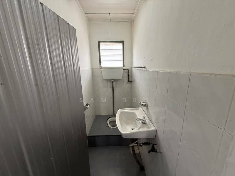 2-storey Terraced House for Sale in Taman Desa Kluang (Kluang) - Sam Bro - Bathroom - PropertyGuru.com.my