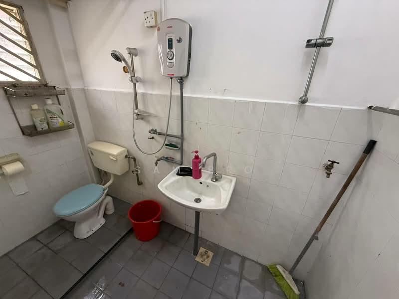 2-storey Terraced House for Sale in Taman Desa Kluang (Kluang) - Sam Bro - Bathroom - PropertyGuru.com.my