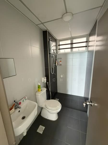 Kediaman Servis untuk Dijual di Larkin Heights - Tori Cheon - Bathroom - PropertyGuru.com.my