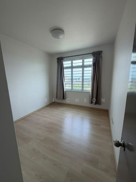 Kediaman Servis untuk Dijual di Larkin Heights - Tori Cheon - Bedroom - PropertyGuru.com.my