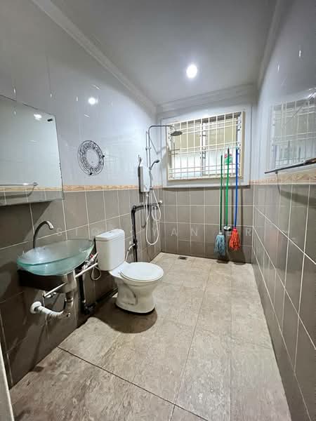 Semi-Detached House for Sale in Taman Perling (Perling) - Siow Yan Er - Bathroom - PropertyGuru.com.my