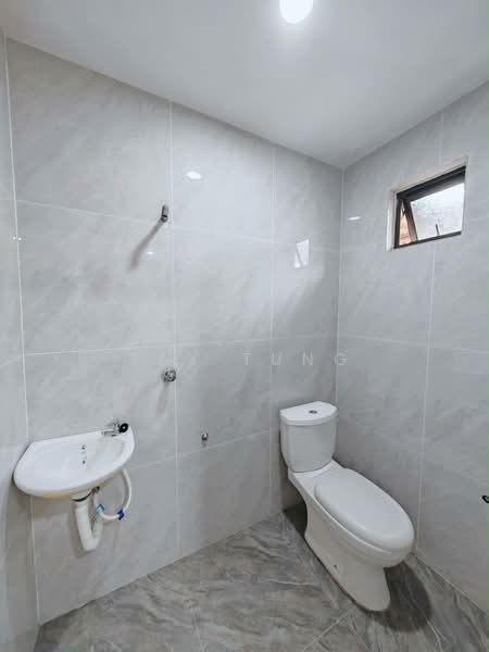 Rumah Teres 2-Tingkat untuk Dijual di Taman Puteri Wangsa (Ulu Tiram) - Ray Tung - Bathroom - PropertyGuru.com.my