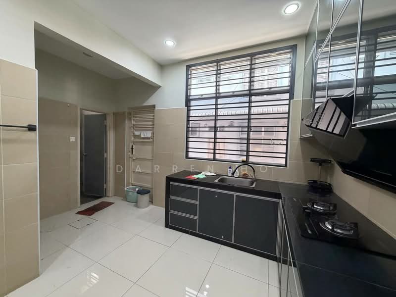 Rumah Teres 2-Tingkat untuk Dijual di Taman Dato' Chellam (Ulu Tiram) - Darren Ho - Kitchen - PropertyGuru.com.my