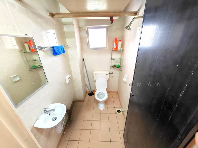 Pangsapuri untuk Dijual di Pangsapuri Mawar Sari - Yasmin Sulaiman - Bathroom - PropertyGuru.com.my