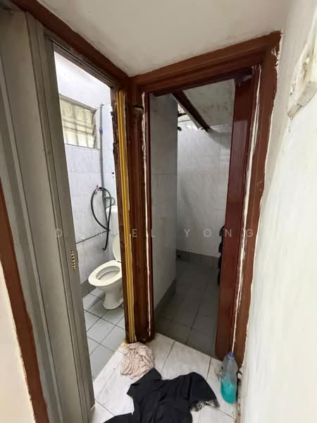 Rumah Flat untuk Dijual di Ketapang Flat - Daniel Yong - Bathroom - PropertyGuru.com.my