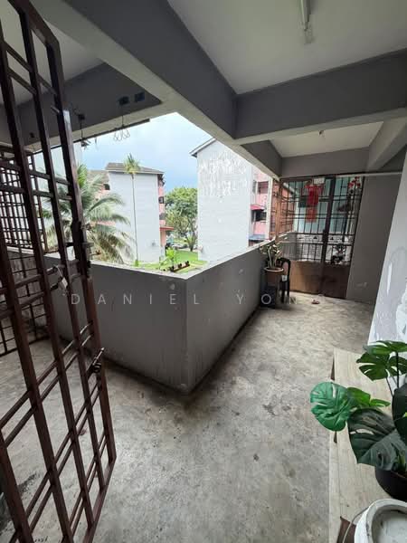Rumah Flat untuk Dijual di Ketapang Flat - Daniel Yong - Balcony - PropertyGuru.com.my