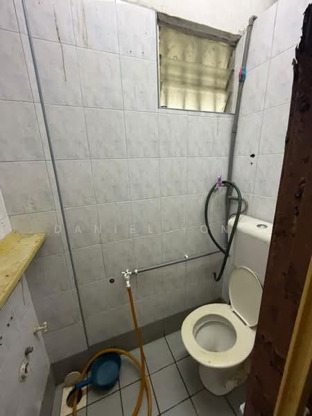Rumah Flat untuk Dijual di Ketapang Flat - Daniel Yong - Bathroom - PropertyGuru.com.my