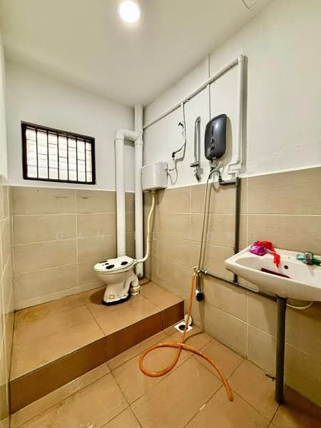 Flat for Sale at Flat Bandar Selesa Jaya @ Jalan Silat Gayong - Daniel Yong - Bathroom - PropertyGuru.com.my