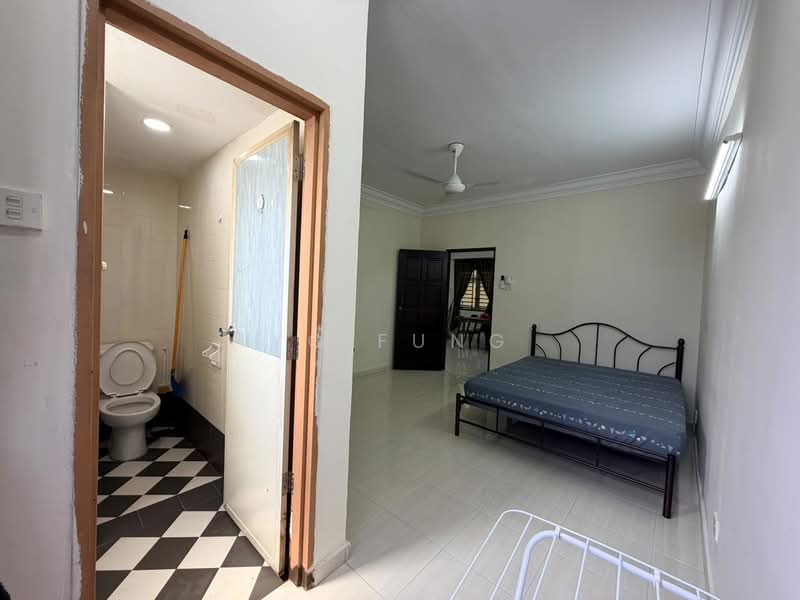 Kediaman Servis untuk Disewa di The Embassy (Bangunan Duta Impian) - YC Fung - Bathroom - PropertyGuru.com.my