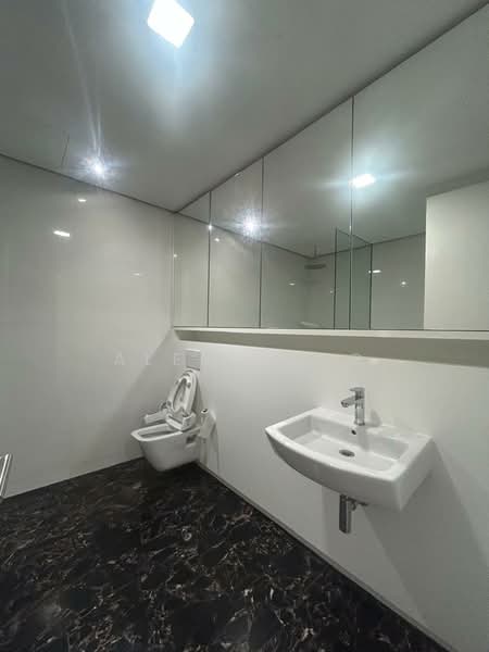 Kediaman Servis untuk Disewa di Arcoris Residences - Alex Yong - Bathroom - PropertyGuru.com.my