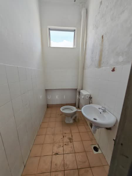 Terrace Factory for Rent in Semenyih (Selangor) - Yuki Ng - Bathroom - PropertyGuru.com.my