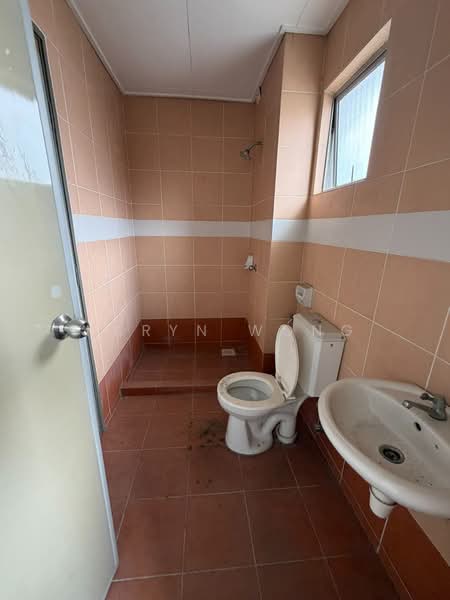 Rumah Teres 2-Tingkat untuk Dijual di Seksyen 33 (Shah Alam) - Karyn Wong - Bathroom - PropertyGuru.com.my