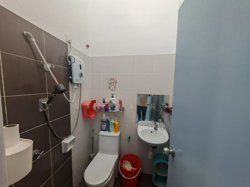 1.5-storey Terraced House for Sale in Bandar Indahpura (Kulai) - Stella Ng - Bathroom - PropertyGuru.com.my