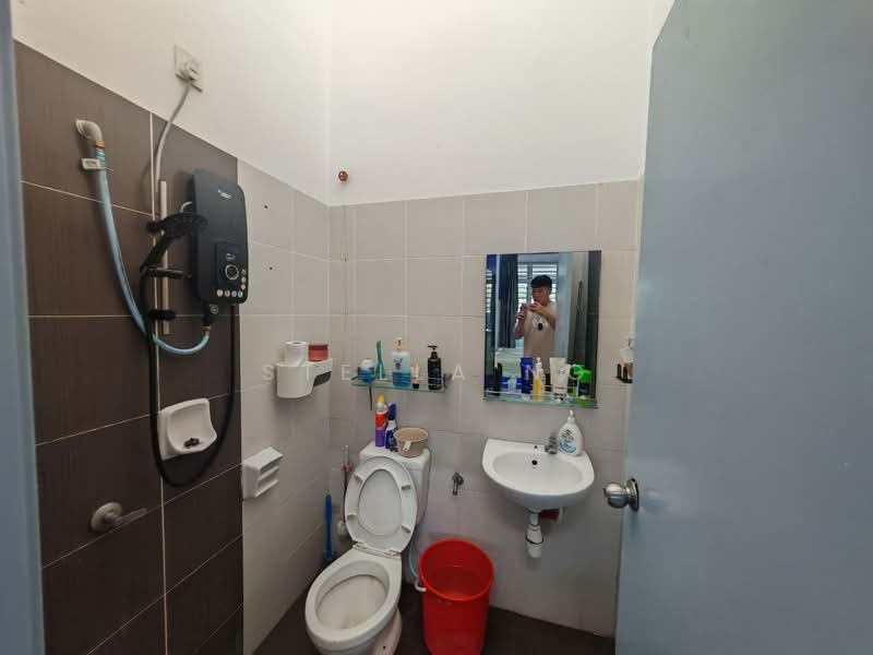 1.5-storey Terraced House for Sale in Bandar Indahpura (Kulai) - Stella Ng - Bathroom - PropertyGuru.com.my