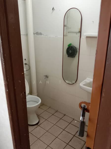 Shop / Office for Rent in Batu Maung (Penang) - Jan Tan - Bathroom - PropertyGuru.com.my