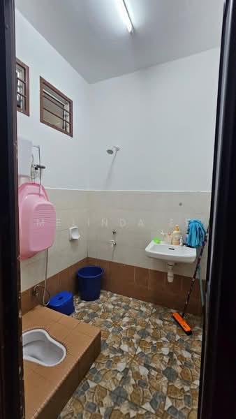 Rumah Teres 2-Tingkat untuk Dijual di Taman Bukit Dahlia (Pasir Gudang) - Melinda Ee - Bathroom - PropertyGuru.com.my