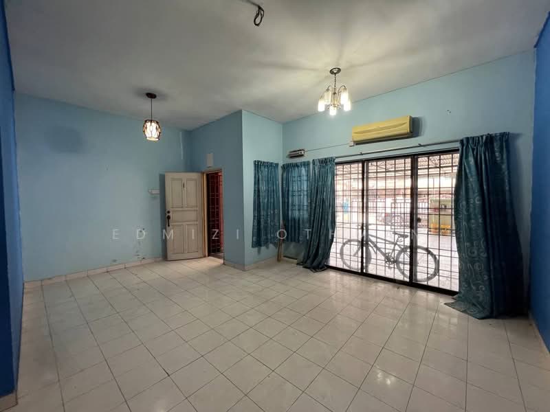 Rumah Teres untuk Dijual di Bandar Puteri Klang (Klang) - Edmizi Othman - Living Room - PropertyGuru.com.my