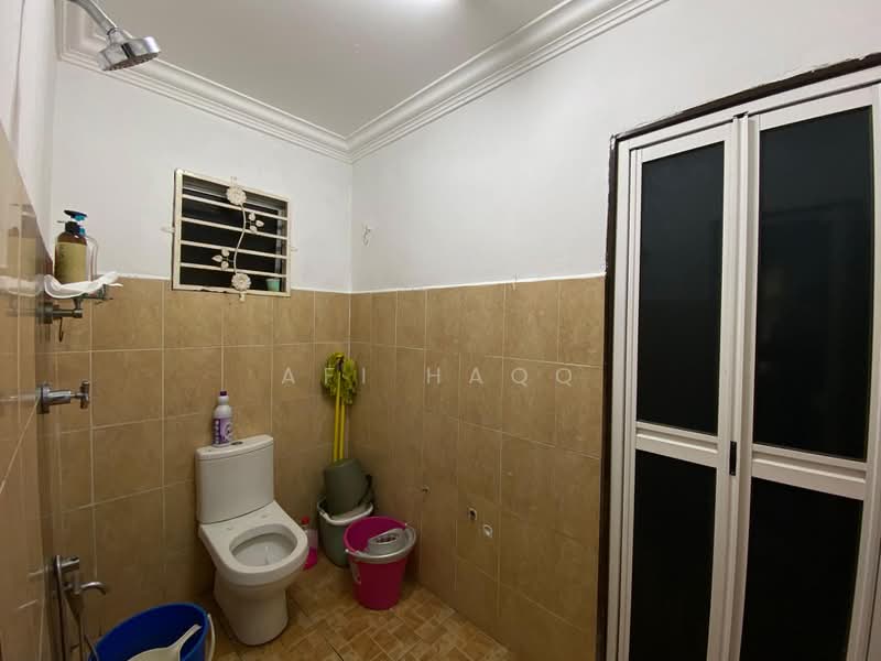 Rumah Teres 2-Tingkat untuk Dijual di Bandar Putra Permai (Seri Kembangan) - Afi Haqq - Bathroom - PropertyGuru.com.my