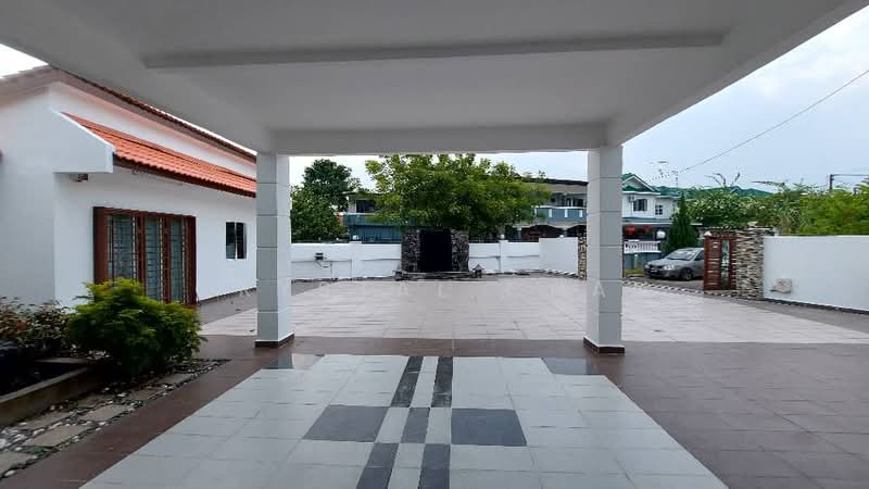 Bungalow House untuk Dijual di Taman Bukit Kempas (Tampoi) - Crystal Chan - Exterior - PropertyGuru.com.my