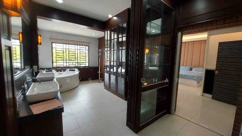 Bungalow House untuk Dijual di Taman Bukit Kempas (Tampoi) - Crystal Chan - Bathroom - PropertyGuru.com.my