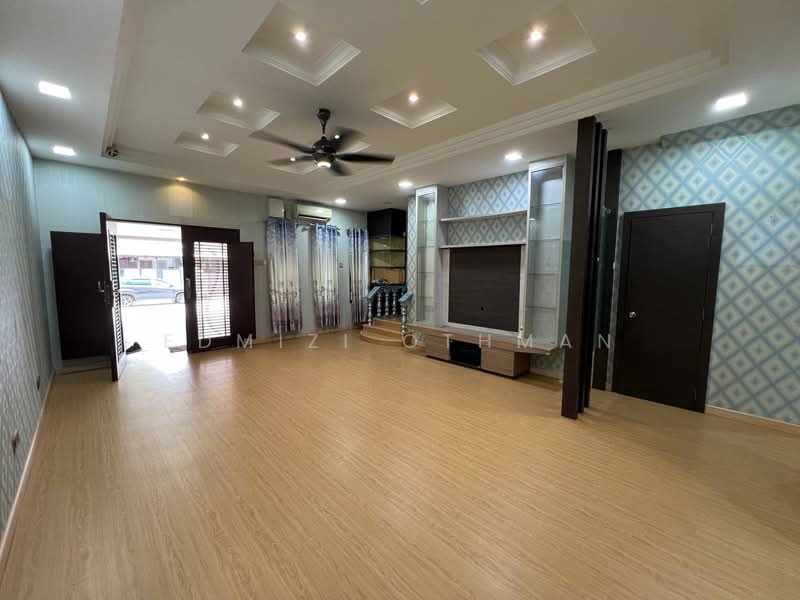 Rumah Teres untuk Dijual di Bandar Puteri Klang (Klang) - Edmizi Othman - Living Room - PropertyGuru.com.my