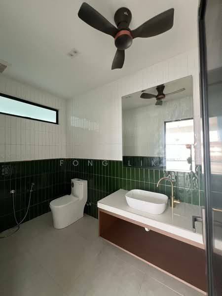 Commercial Bungalow for Rent in Taman Kebun Teh (Johor Bahru) - Fong Lik - Bathroom - PropertyGuru.com.my