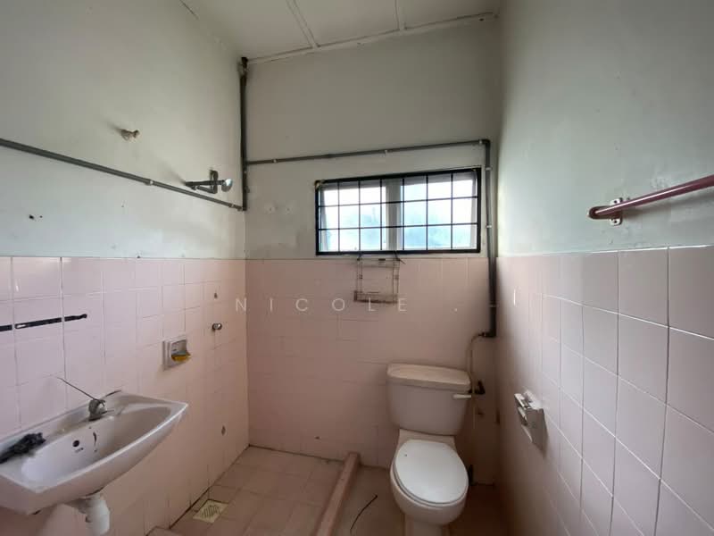 Rumah Teres untuk Dijual di Taman Selayang Utama (Selayang) - Nicole . - Bathroom - PropertyGuru.com.my