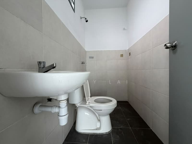 Rumah Teres 2-Tingkat untuk Dijual di Taman Kundang Jaya (Rawang) - Nicky Lai - Bathroom - PropertyGuru.com.my