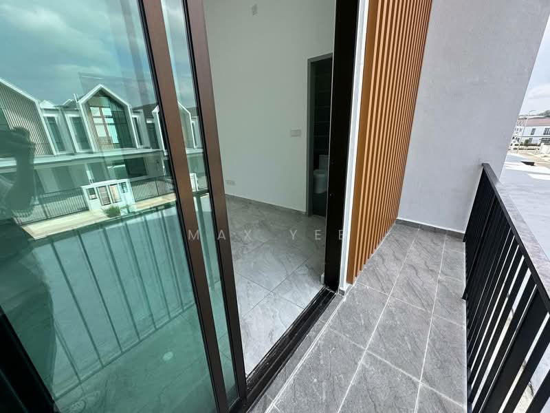 Rumah Teres 2-Tingkat untuk Disewa di Bandar Kulai (Kulai) - Max Yee - Balcony - PropertyGuru.com.my
