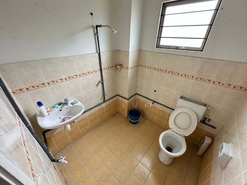 2-storey Terraced House for Sale in Taman Desa Mas (Rawang) - SK Luk - Bathroom - PropertyGuru.com.my