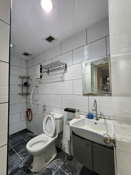 3-storey Terraced House for Sale in Lake Fields (Sungai Besi) - Volster Leng - Bathroom - PropertyGuru.com.my