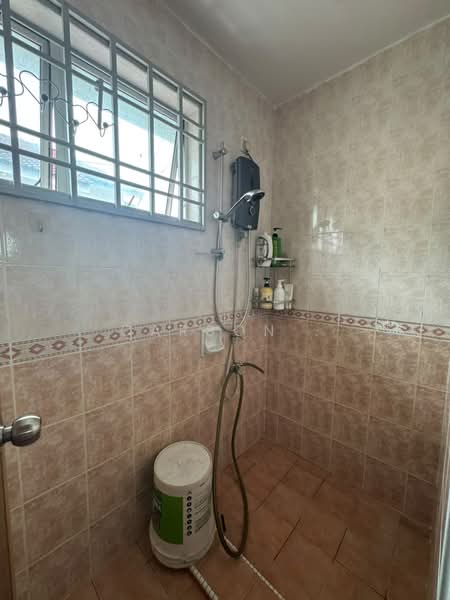 2-storey Terraced House for Sale in Taman Gaya (Ulu Tiram) - Carson . - Bathroom - PropertyGuru.com.my