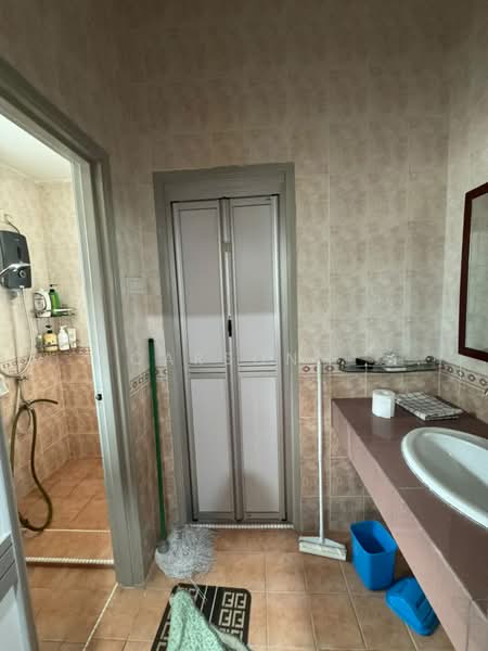 2-storey Terraced House for Sale in Taman Gaya (Ulu Tiram) - Carson . - Bathroom - PropertyGuru.com.my