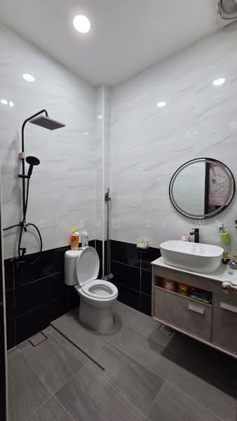 1-storey Terraced House for Sale in Taman Rinting (Masai) - Edward Siow - Bathroom - PropertyGuru.com.my
