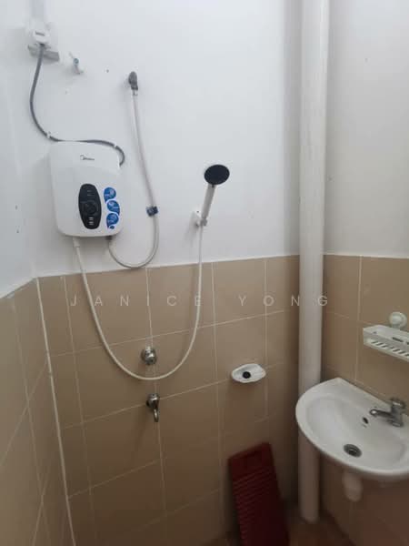 Rumah Teres 2-Tingkat untuk Dijual di Taman Scientex Utama (Senai) - Janice Yong - Bathroom - PropertyGuru.com.my