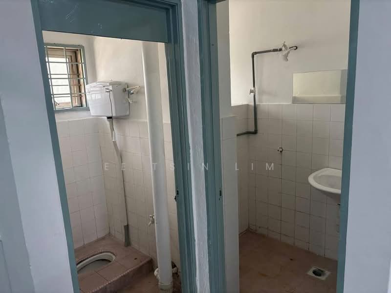 Shop for Rent in Bandar Teknologi Kajang (Kajang) - Ee Tsin Lim - Bathroom - PropertyGuru.com.my