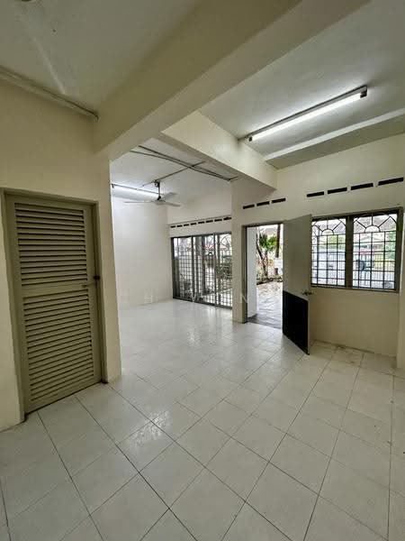 Rumah Teres untuk Dijual di Taman Delima (Banting) - ch yong - Living Room - PropertyGuru.com.my