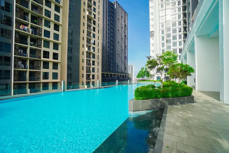 Kediaman Servis untuk Dijual di Serviced Residence @ Fera Residence @ The Quartz WM - Izzaza Izzati - Pool - PropertyGuru.com.my